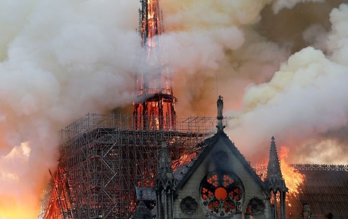 foto Notre Dame in fiamme